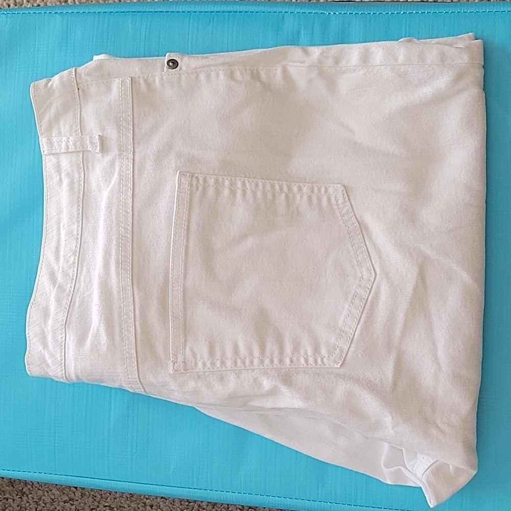 Kim Rogers White Capris 18